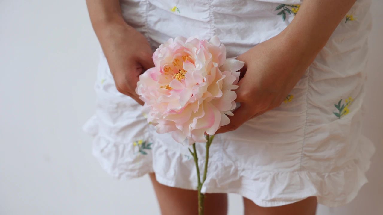 妇科外阴白斑初期表现,外阴内部有一个白色的小斑点