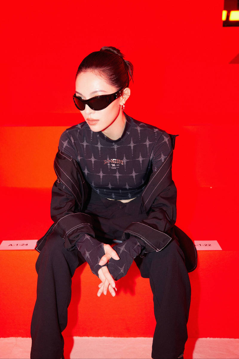 钟楚曦时尚大片释出，身穿白色吊带露肚脐，身材比例超好腿长惊人