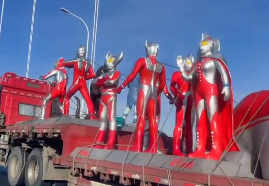 安徽男子偶遇奥特曼,安徽高速现一车奥特曼