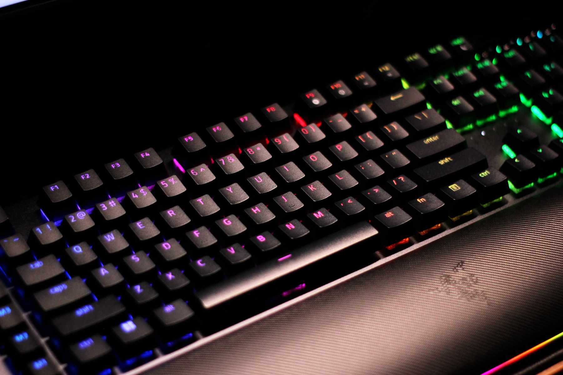 雷蛇黑寡妇蜘蛛幻彩版键盘测评,雷蛇键盘黑寡妇v4专业版测评