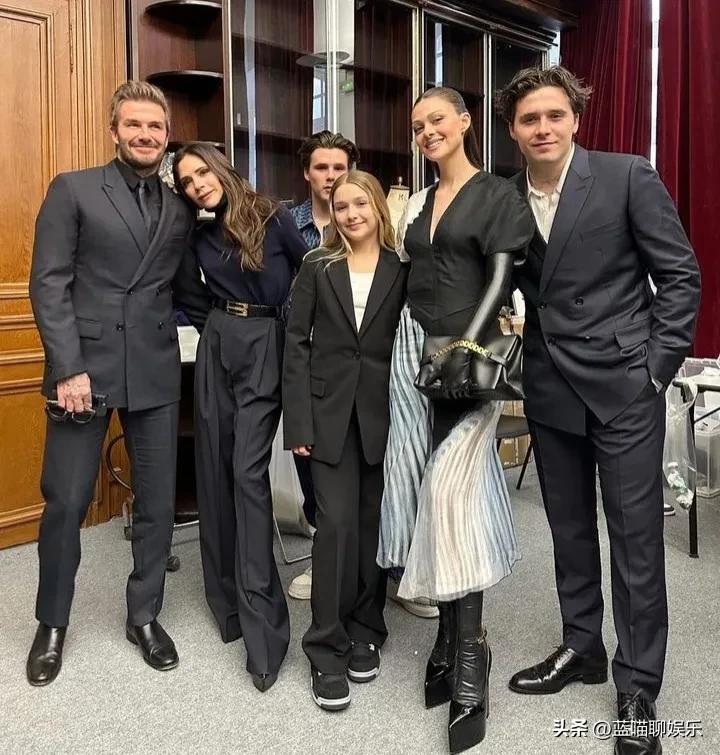 妮可拉蓝色皮裙,妮可拉布鲁克林红毯