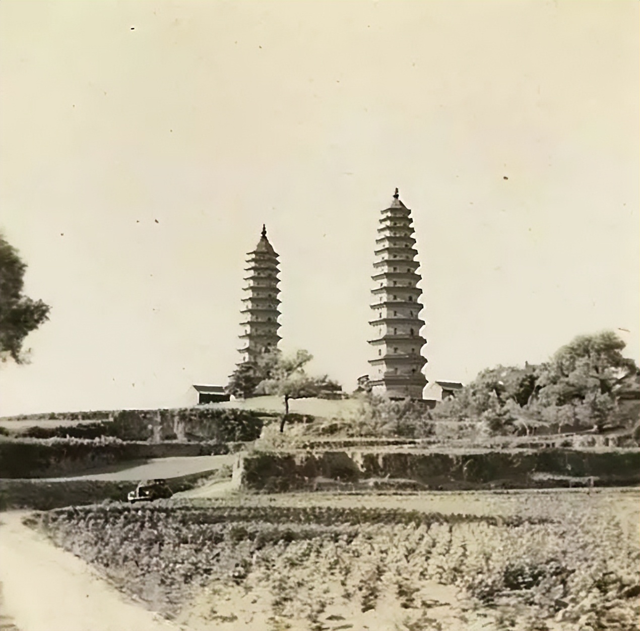 有宝塔的古钱币,古塔记载着历史的痕迹