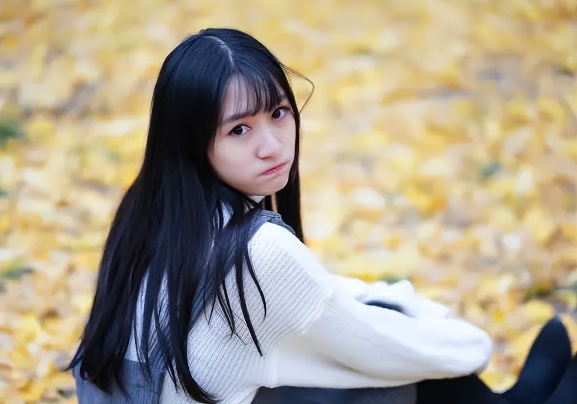 女孩老是抠腿是怎么回事,女孩子经常叉着腿坏处是什么