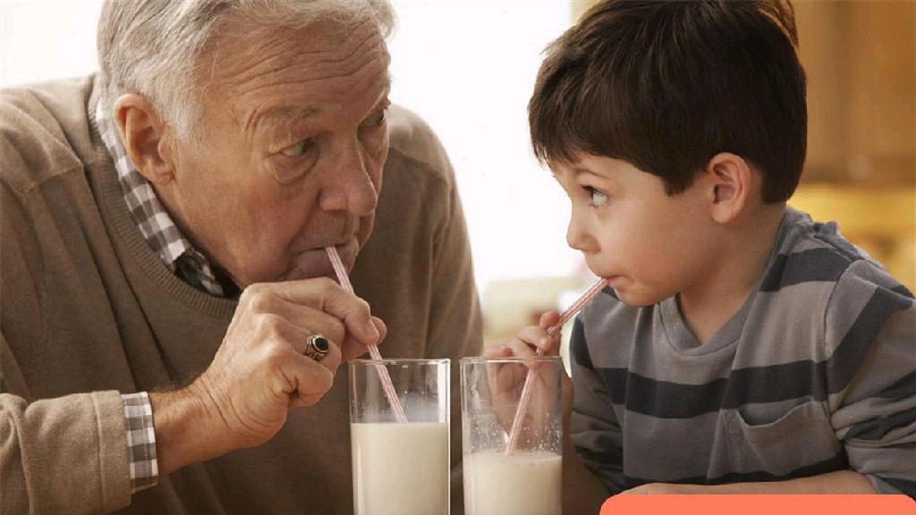 8岁男孩喝奶三年没有长个子,9岁男童连续3年睡前喝奶