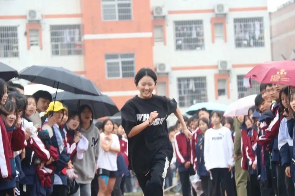 李中学子多矫健运动场上展英姿—李渡中学第四十届田径运动会纪实