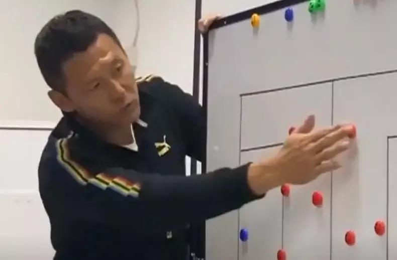 宁缺毋滥，足球报提了八个刻不容缓。不同论调，咱有补充