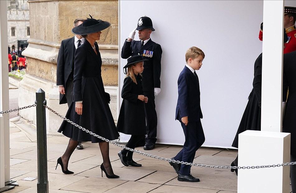 韩国第一夫人出访英国王室服装秀,韩国第一夫人美丽瞬间