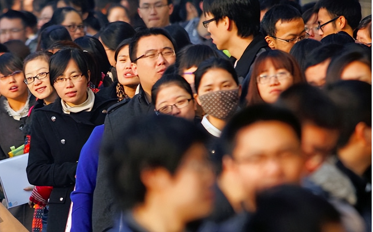 郑州富士康八大街现状,郑州富士康大街小巷人满为患