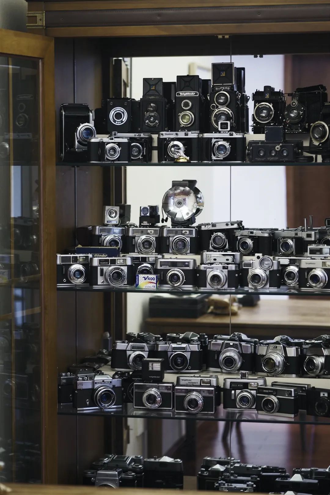 中国年轻人，不买房，只“玩物丧志”