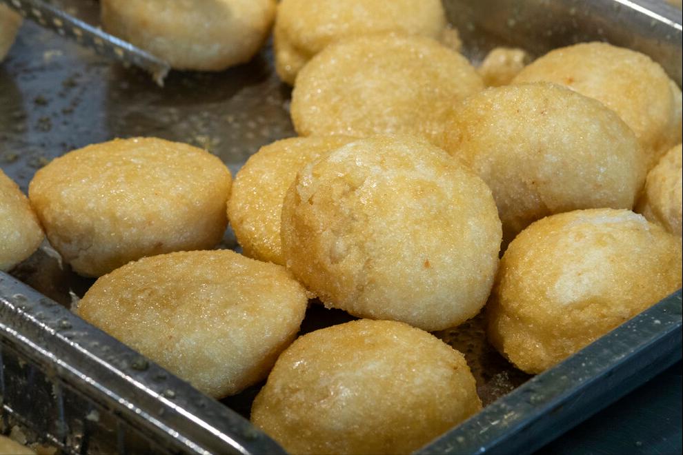 炸糖糕怎么炸又酥又脆不跑糖,炸糖糕做到这几步酥脆可口不流糖