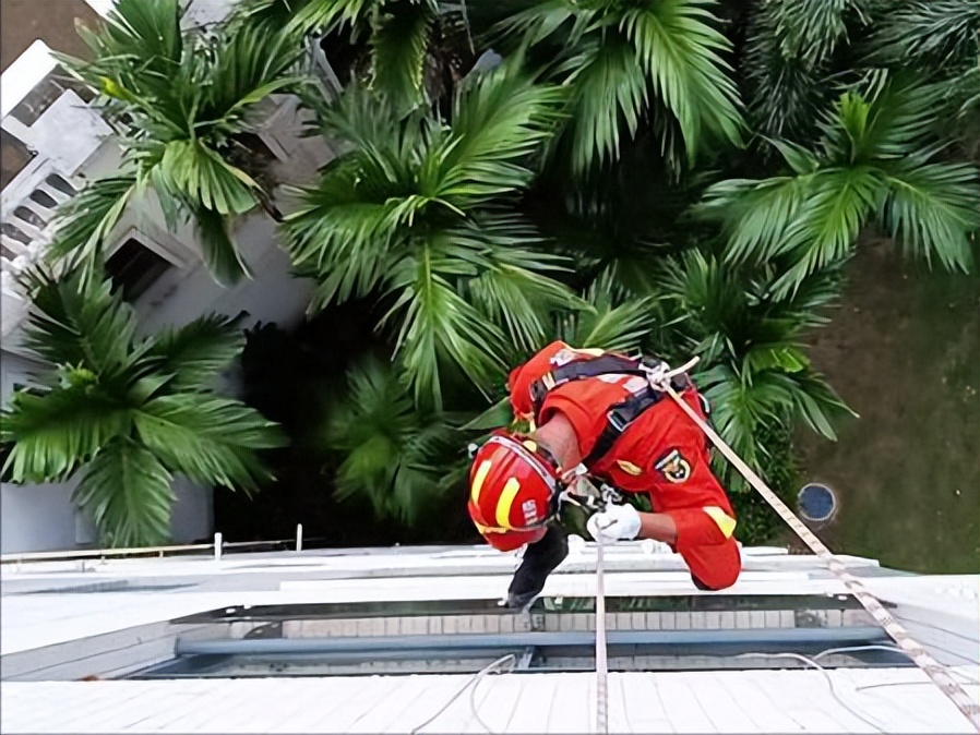 女童被困在房间里救人,2岁女童被困家中大哭消防员安慰