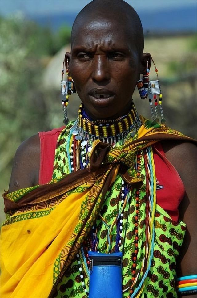 非洲“传统”部落，女孩用树叶“掩体”，繁衍后代方式令人咋舌