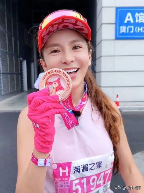 朱迅说跑马拉松的人都是有故事的,50岁朱迅带伤参加马拉松