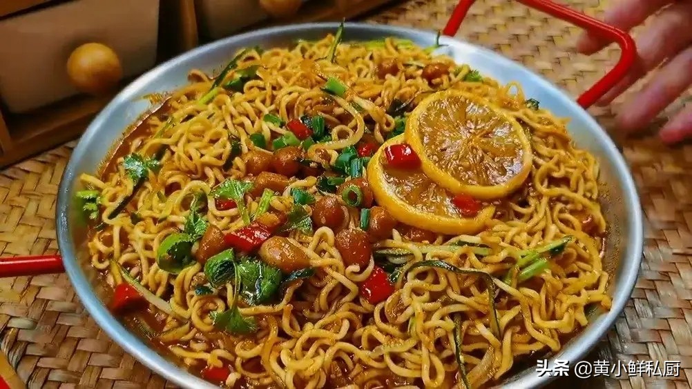 面条最简单的做法也很好吃,面条这么做让你解馋又过瘾