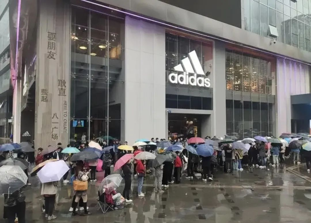 阿迪达斯败退中国市场,阿迪达斯怎么越来越便宜了