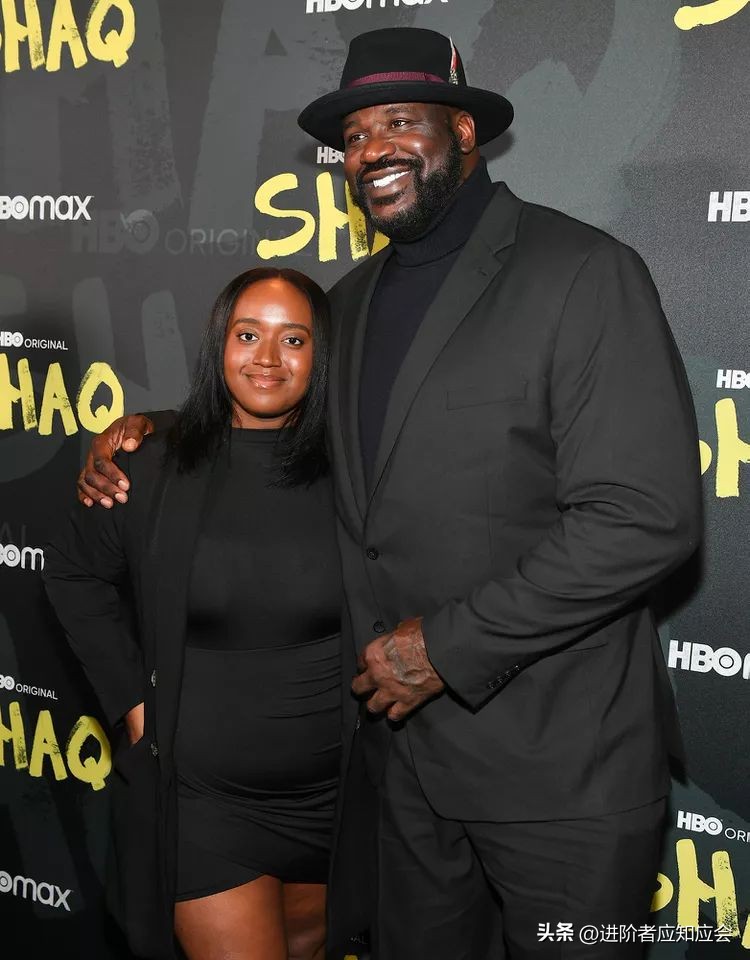 欧美明星时尚街拍2019年7月30日,欧美老年时尚博主穿羽绒服街拍