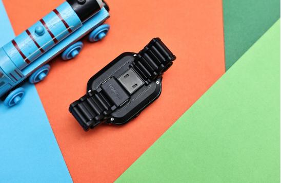 华为儿童手表5XPro深度体验：可翻转、可摘取屏幕，玩法更有趣