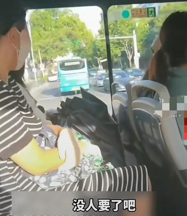 大妈对女孩出言不逊被女孩教育,大妈打骂女孩儿