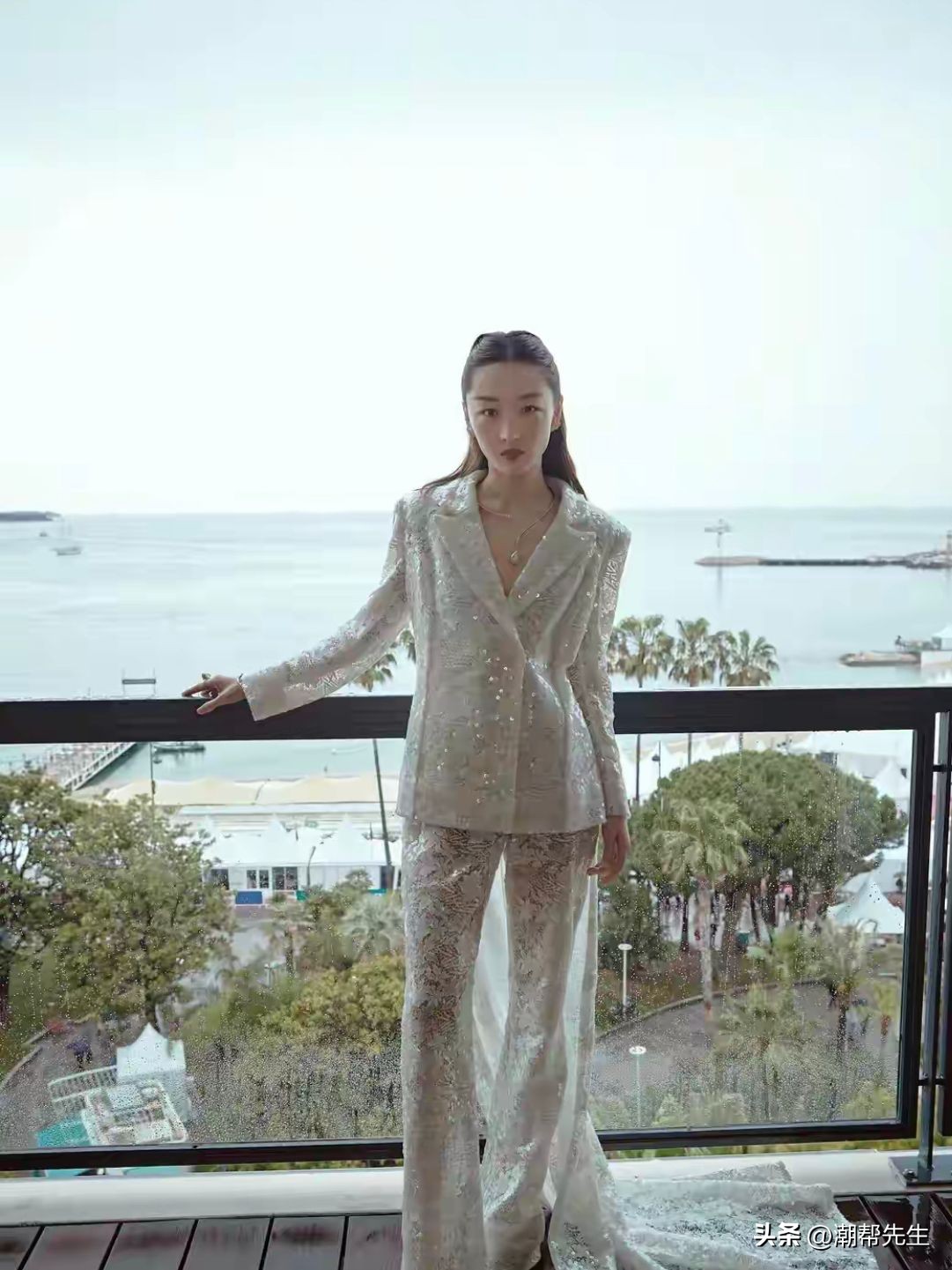 周冬雨走红毯换造型师了吗,周冬雨造型改变思路