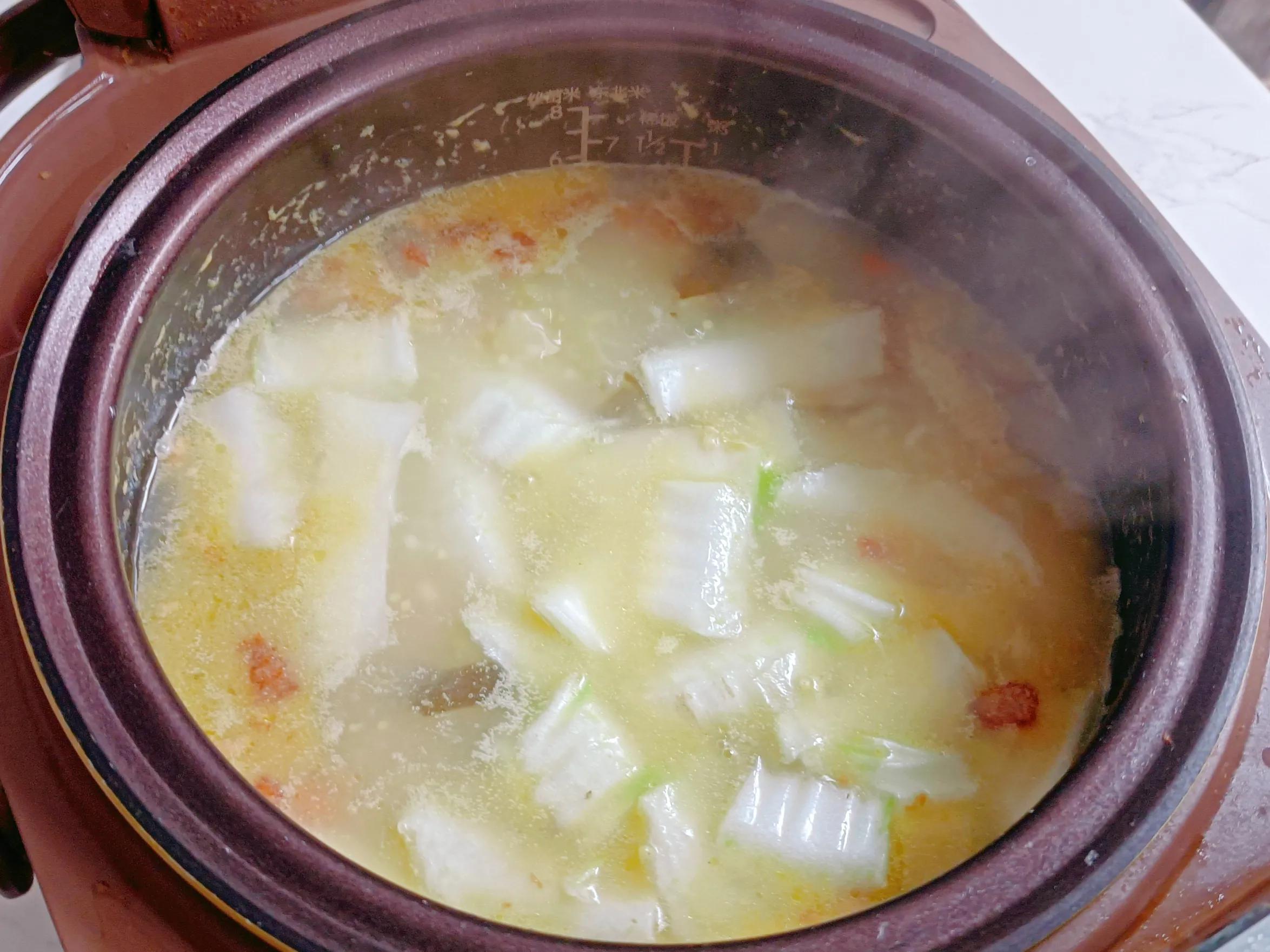 秋季养生多喝汤，还喝粥。肉丝白菜小米粥做法，强身健体正当吃