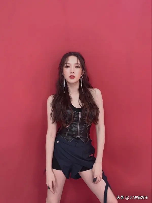 杨幂的头发为什么会秃,杨幂头发变秃了吗