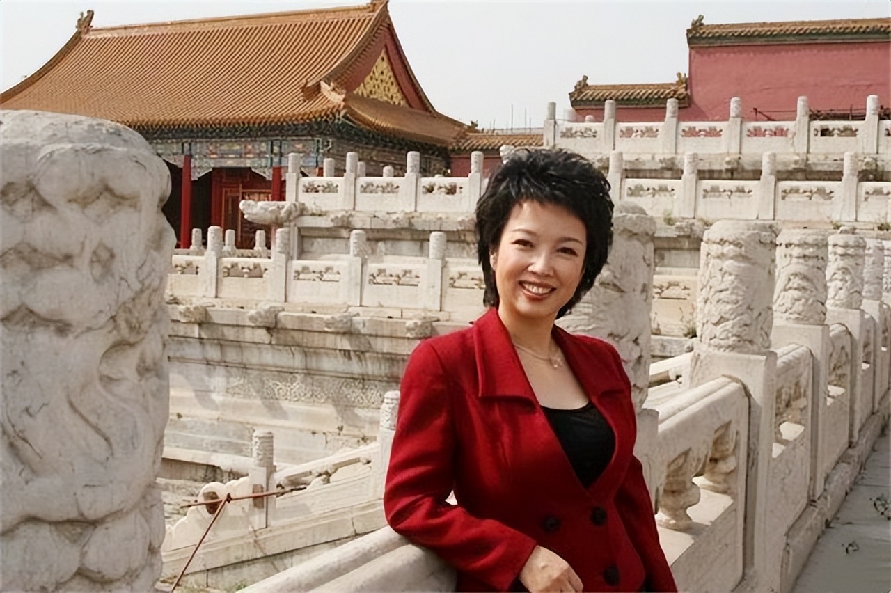 央视主持人黄薇的故事,央视主持人黄薇朗诵