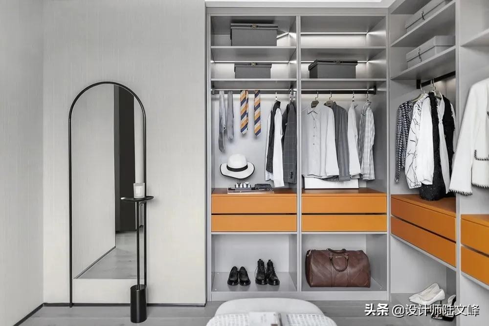 主卧厕所正对床用隐形门,主卫门对着床做隐形门