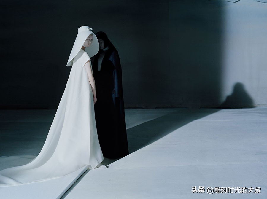 作品充满隐喻与象征主义，讽刺和暧昧：备受赞誉的当代时尚摄影师