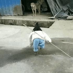 姑娘这裤子穿得，真让人觉得尴尬，紧身裤也不能太紧啊