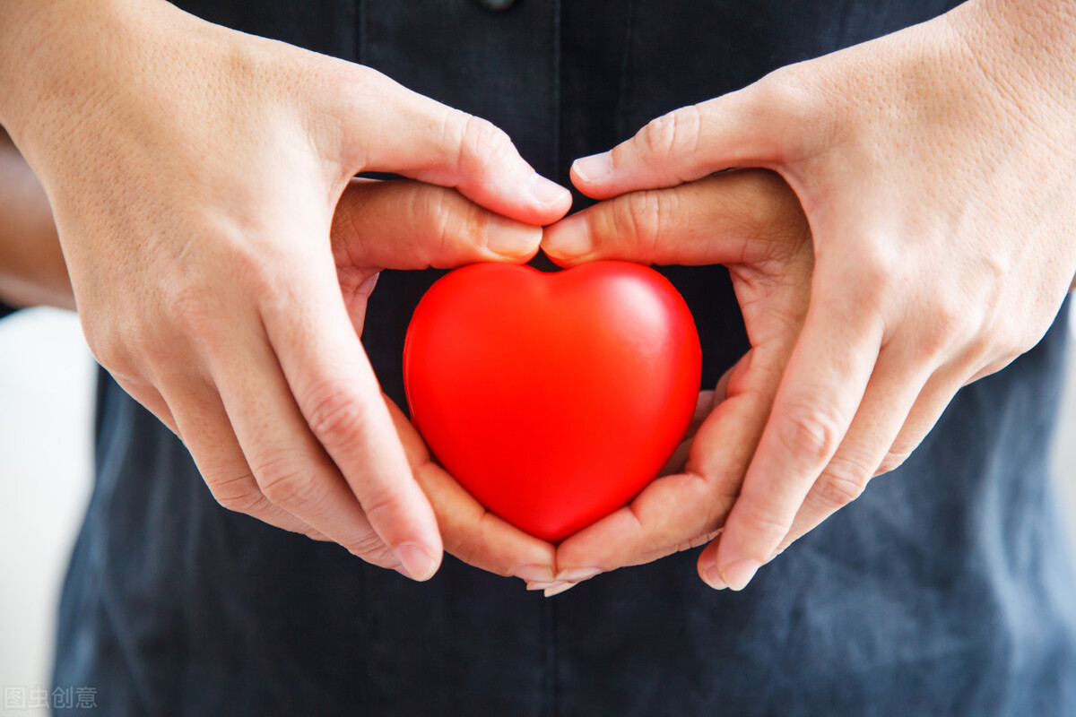 要远离负能量的人和老是抱怨的人,远离那些负能量的人