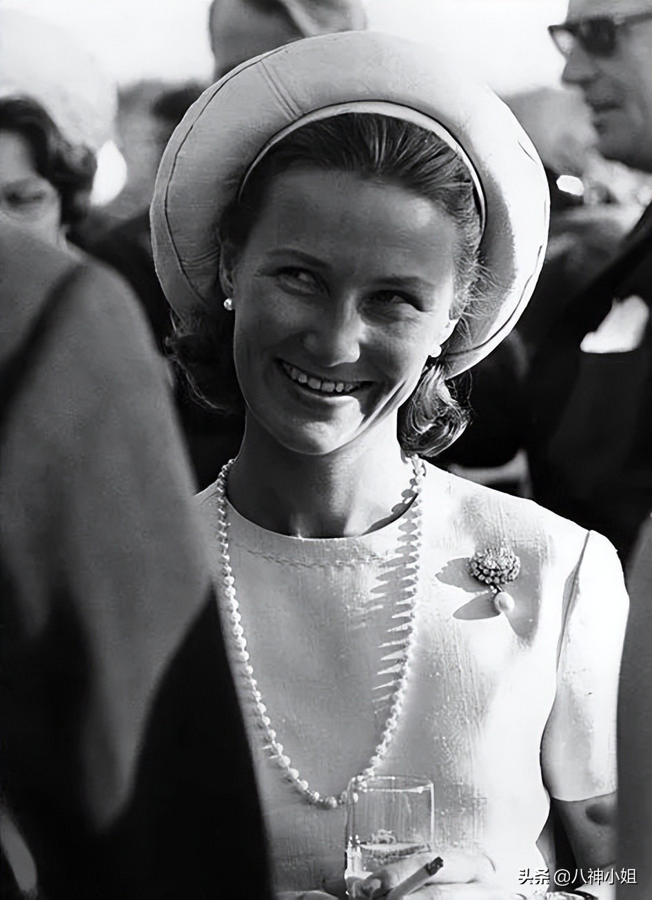 85岁平民王后替夫出席公务，大牌不断，婚姻竟然是欧洲最美满的？