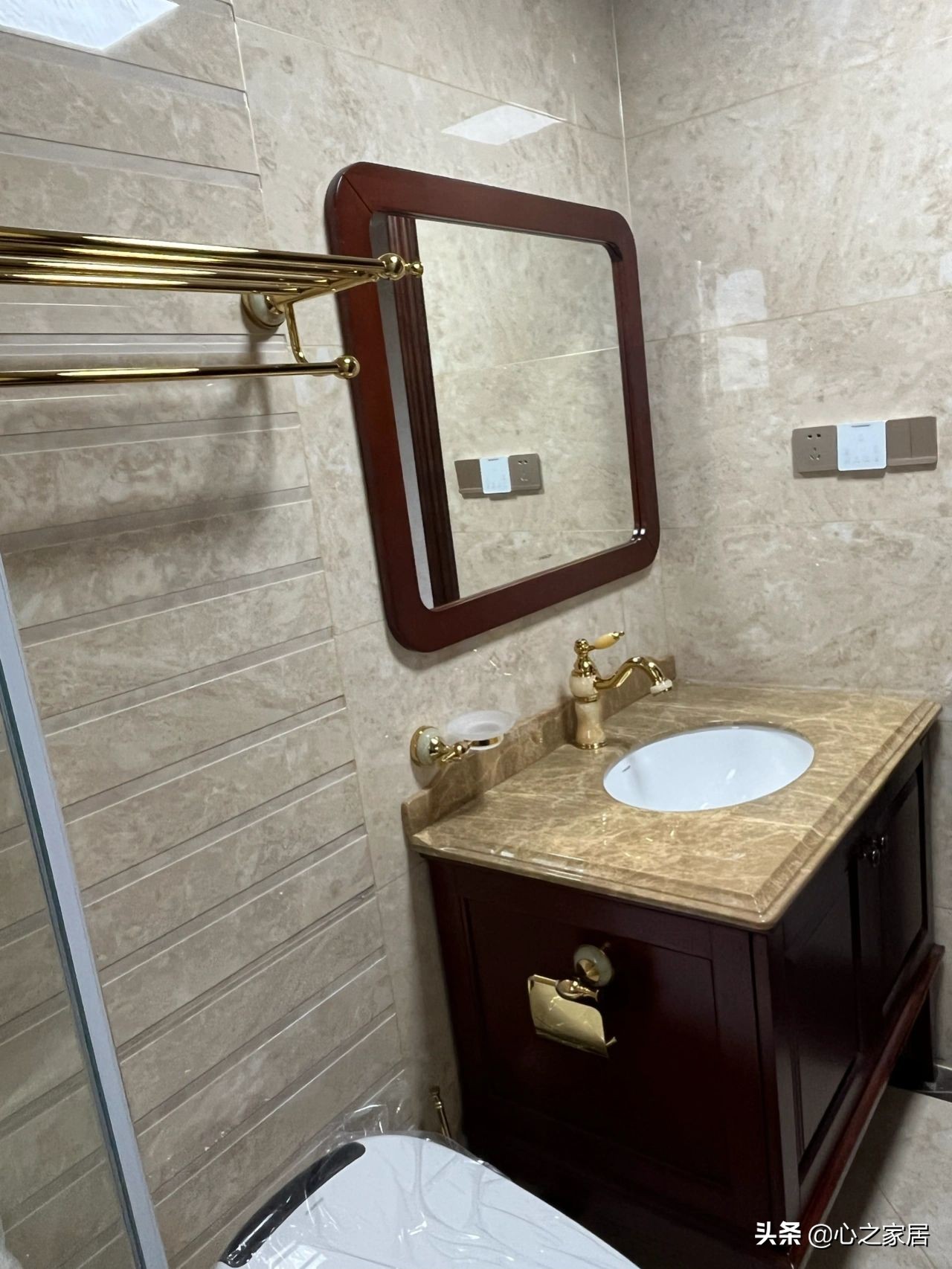 美式挑空栏杆装修效果图,美式装修风格过道全屋效果图