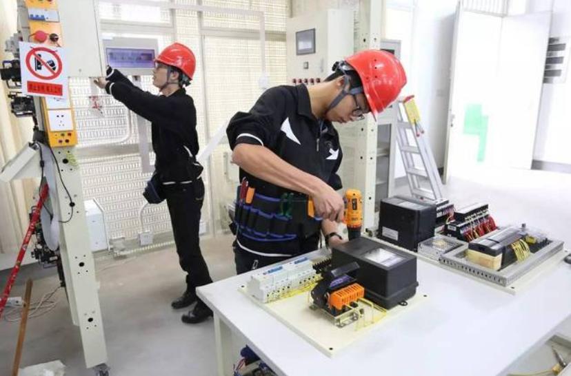 成绩刚上本科线适合读什么专业,分数不高的本科读什么专业好就业