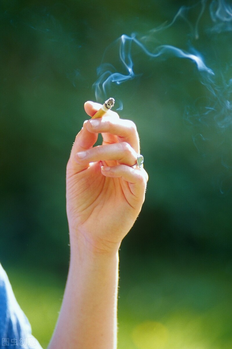 女老板割腘窝囊肿，却查出了早期肺癌，医生：真是个救命的囊肿