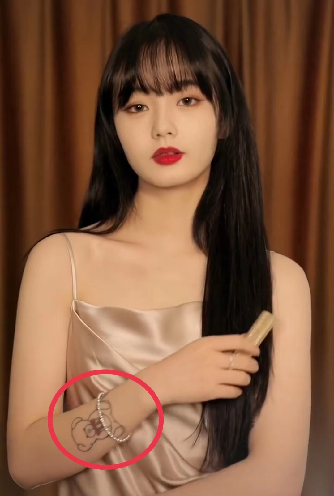 王思聪疑又换新女友!带美女网红逛宠物店,罕见被赞真人白净帅气