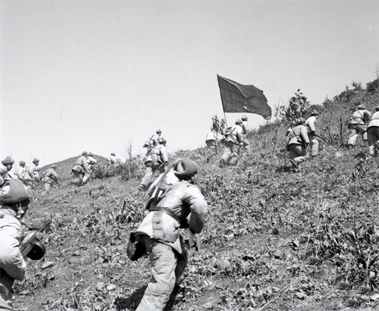 朝鲜军惨败后，后方只剩女性，我军高层严令：犯作风错误者枪毙