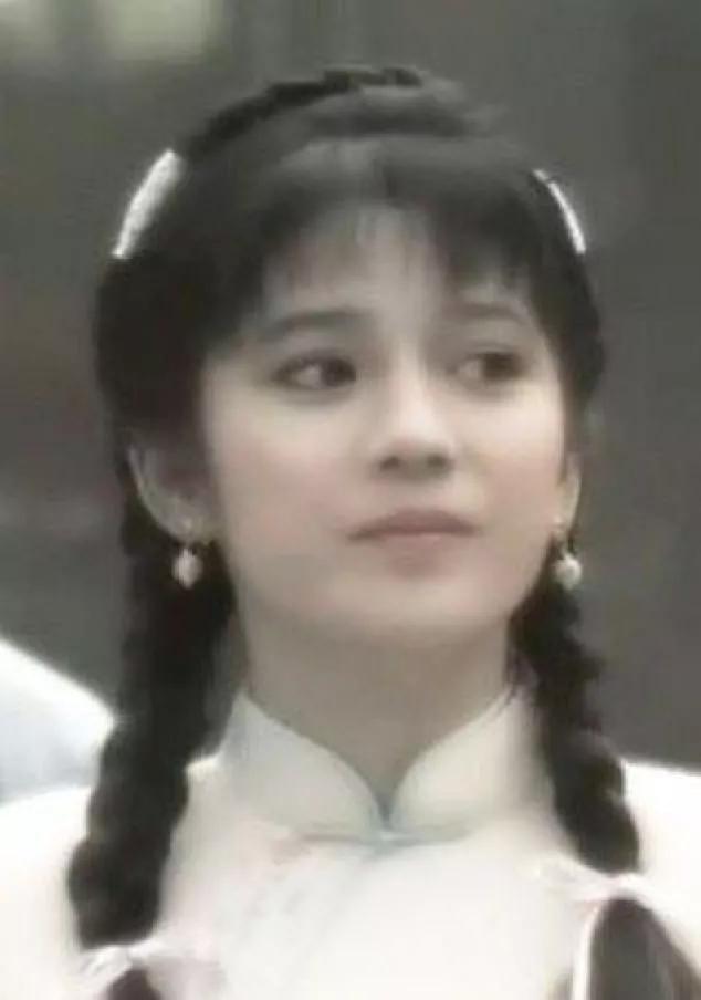 下跪替老公庆生，51岁冻龄美魔女这次也翻车了？