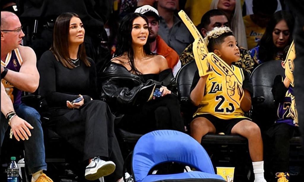 卡戴珊挺着大肚子,卡戴珊胖照