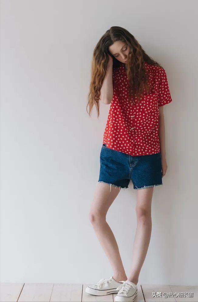 t恤加上立体感强的衬衫气场全开,女式短袖t恤衬衫