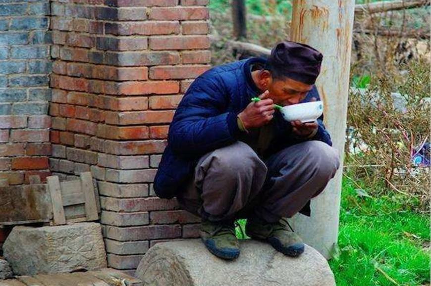 村中老话：“人过七两，富贵来寻”，究竟是啥意思？有道理吗？