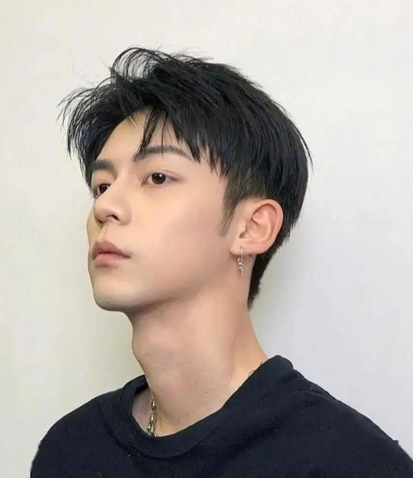 最帅最有魅力最流行的发型,长点的飞机头型男2020流行发型