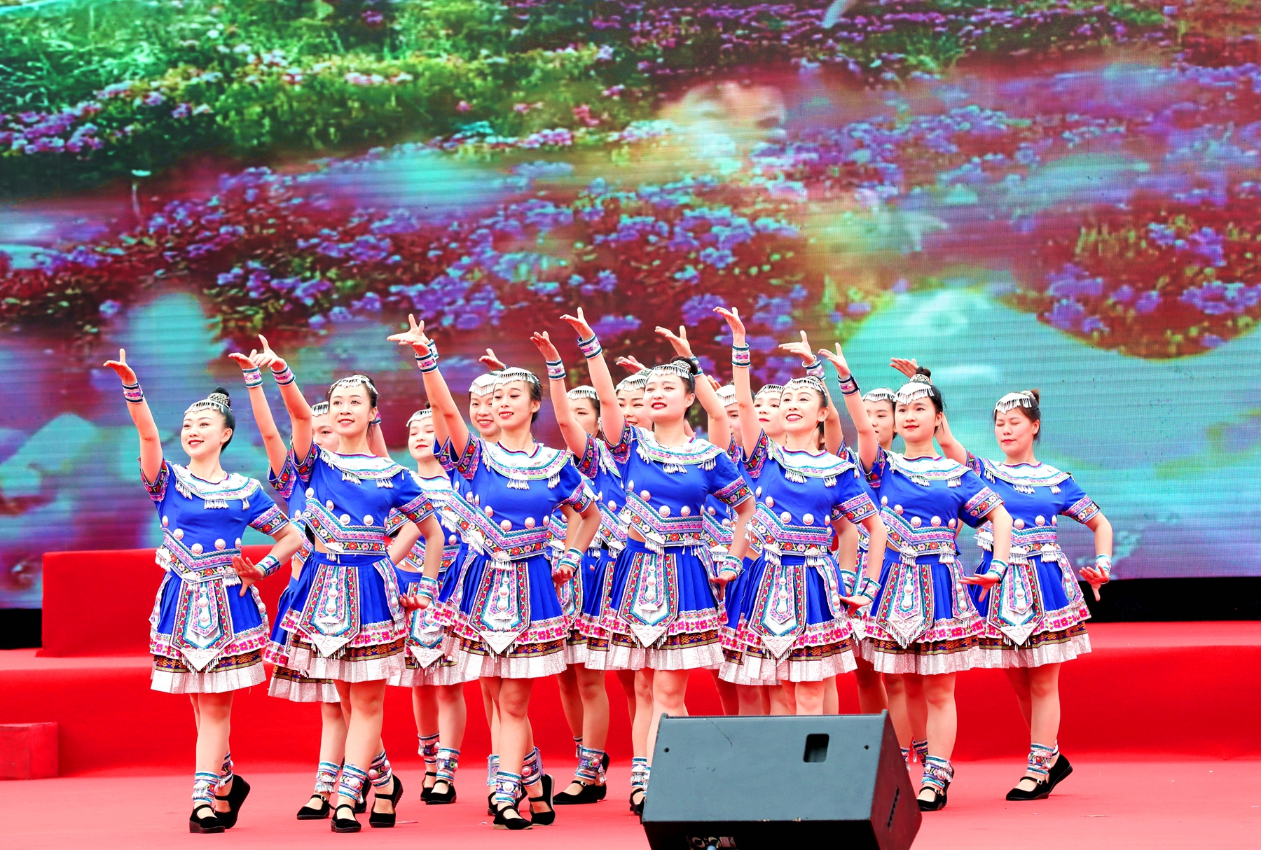 石榴开花红似火鲜艳欲滴,石榴花开红似火七律诗