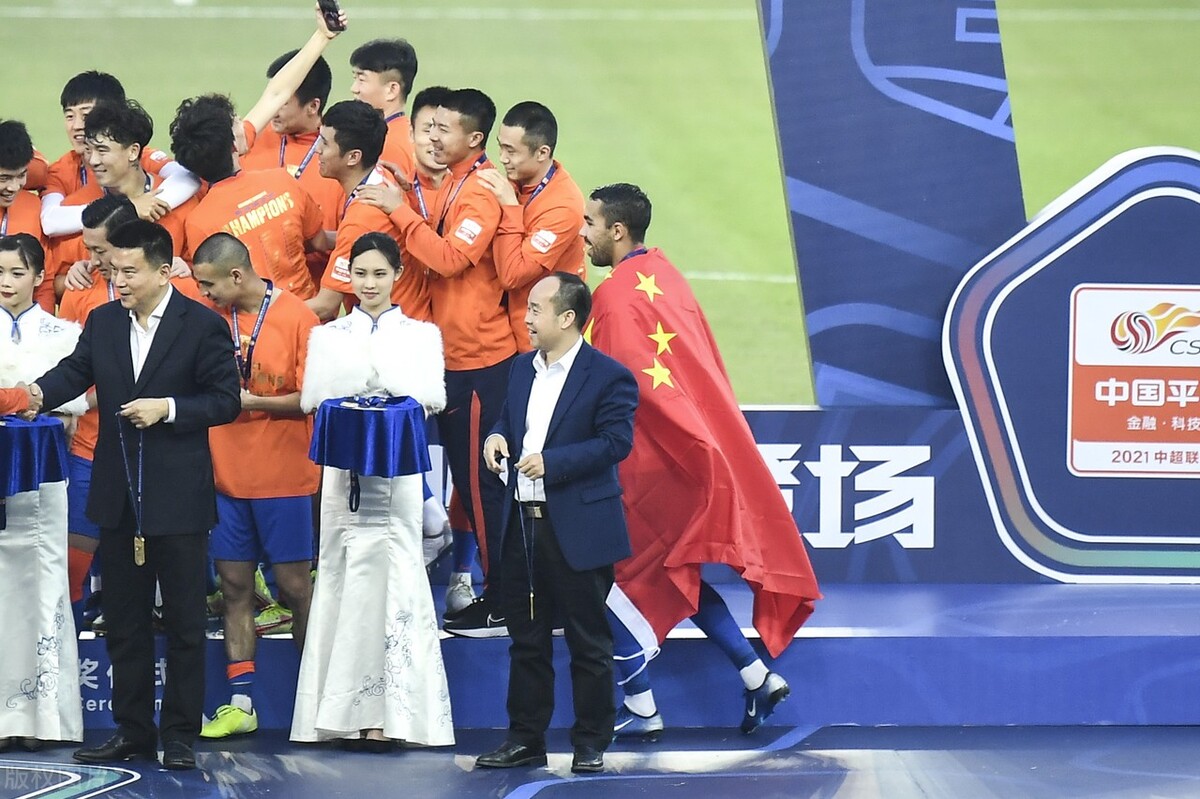 鲁能吉翔夺冠,山东泰山队球迷感人瞬间