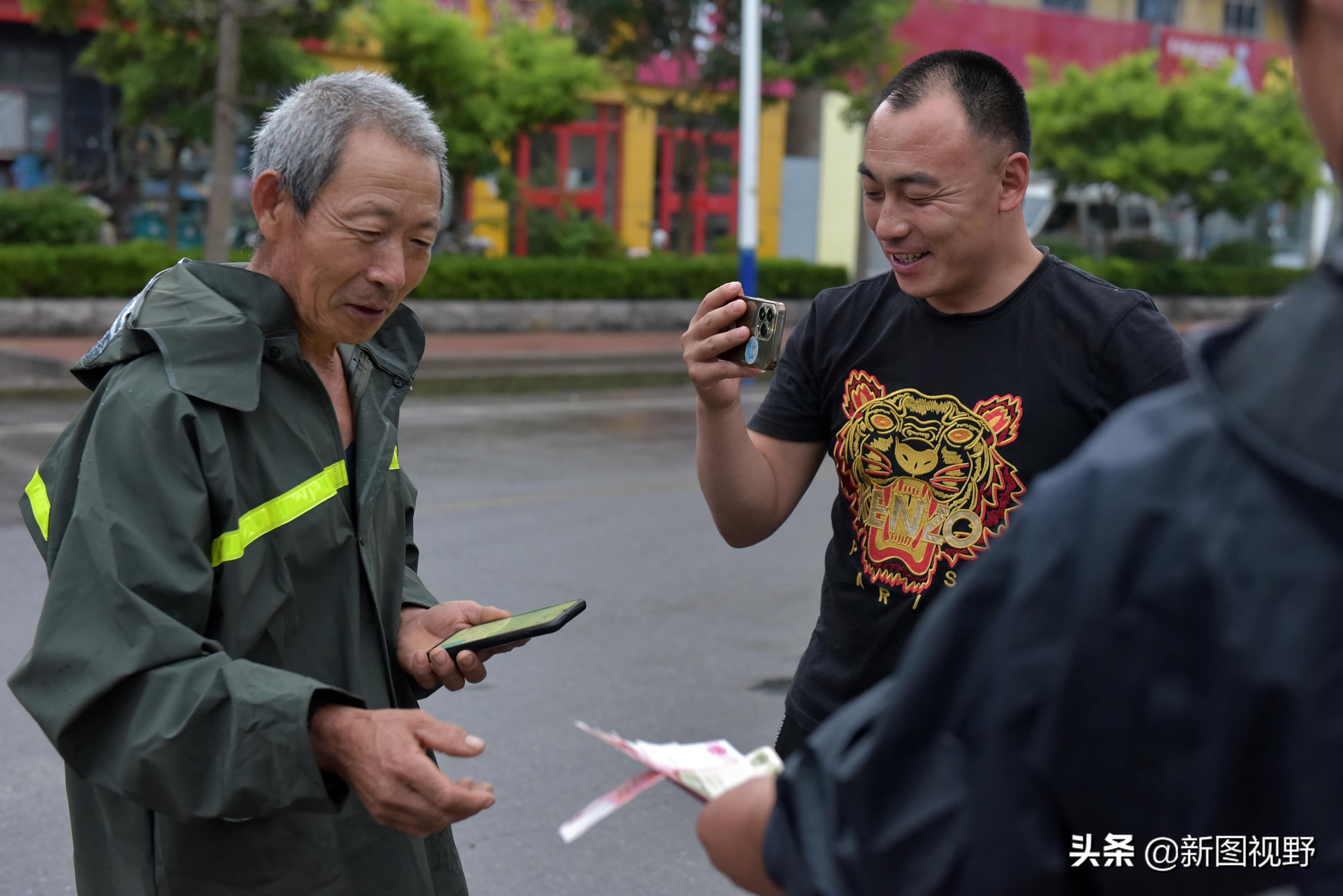 35岁青年网售金蝉爆单，有人一次买2000只，发快递忙得没时间吃饭