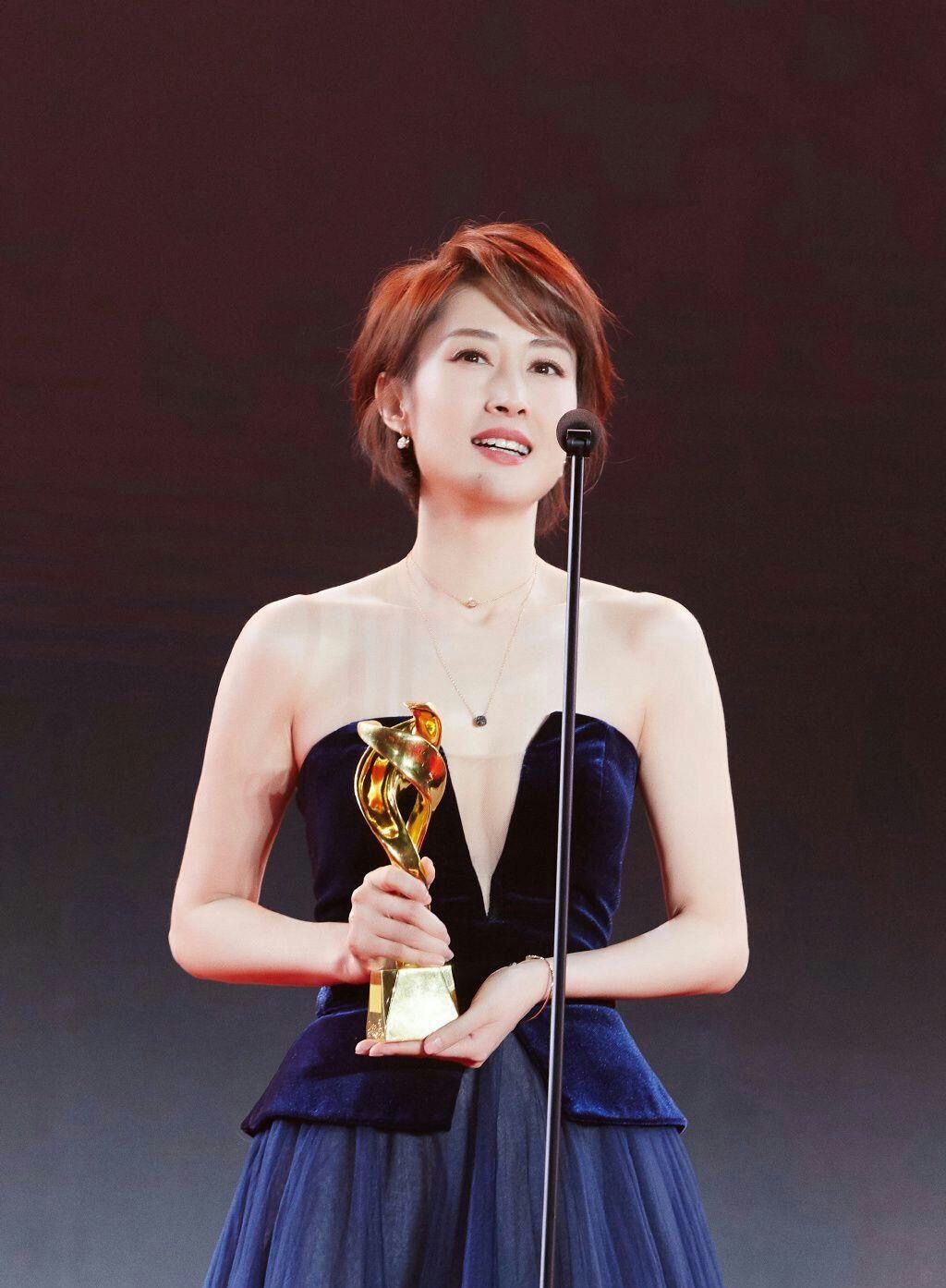 女士的法则刘敏涛短发,今年最流行的减龄短发中年款