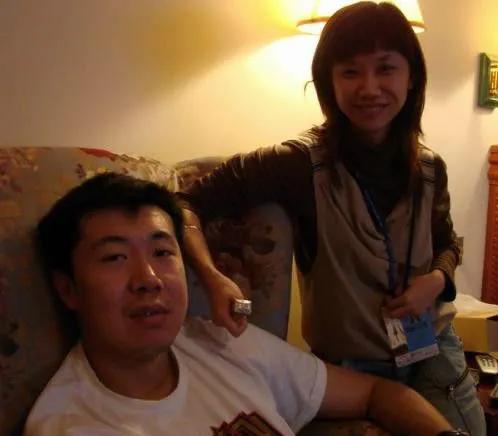 王治郅娶小13岁妻子,追风少年王治郅nba大杀四方