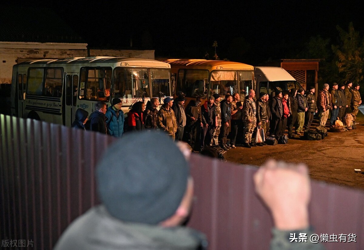 再打下去或将无人！乌克兰开战后人口少了1100万，还欠下一屁股债