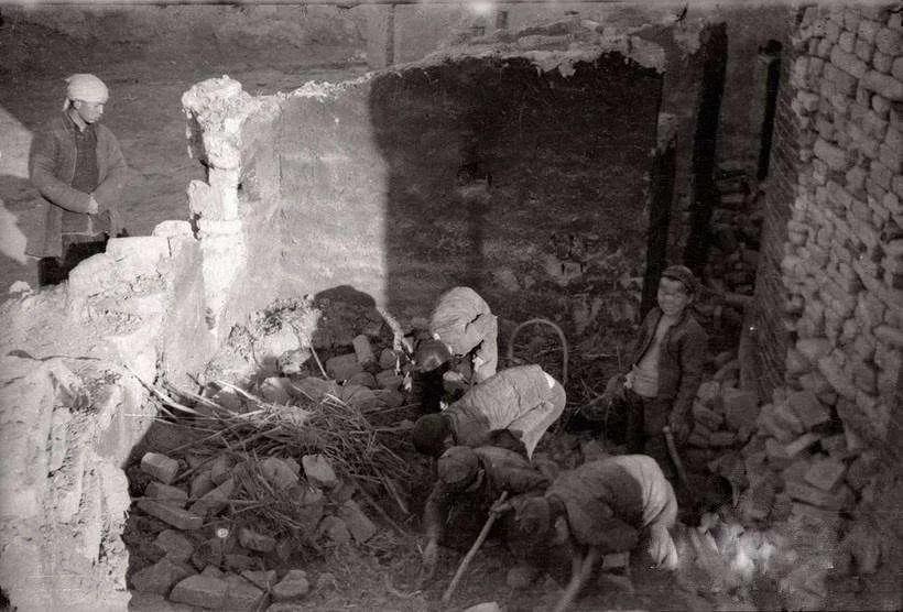 高个子伪军悄悄对他说：我先捆你一只胳膊，日本人就不再捆了…