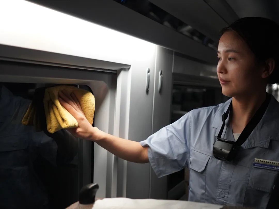 高铁干净整洁视频,为什么高铁那么舒适