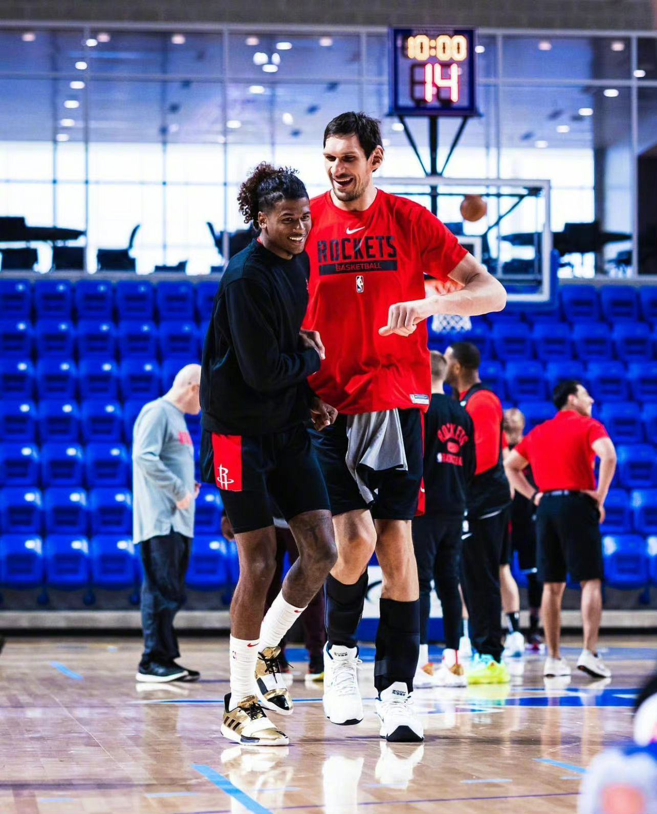 nba威金斯比赛,威金斯比赛穿的什么鞋